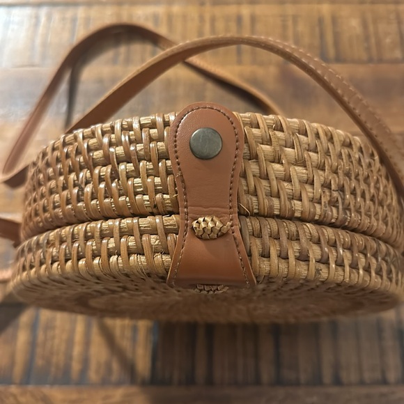 Handmade straw cross body bag with leather strap - Picture 3 of 5